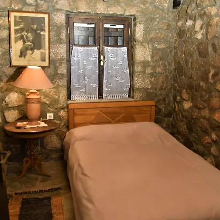 Vintage Stone - 4 Season Escape Willa